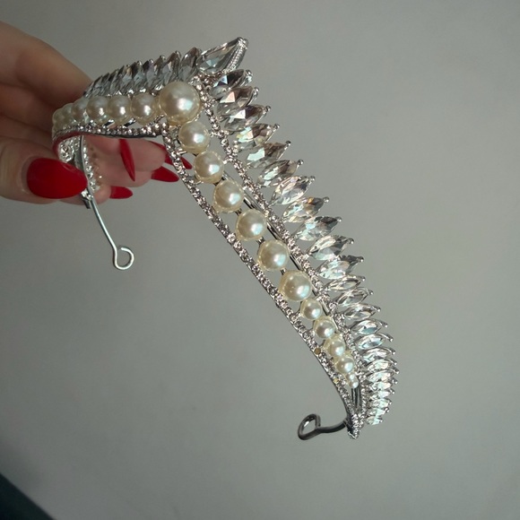 Elegant Pearl and Crystal Headband - Picture 4 of 8